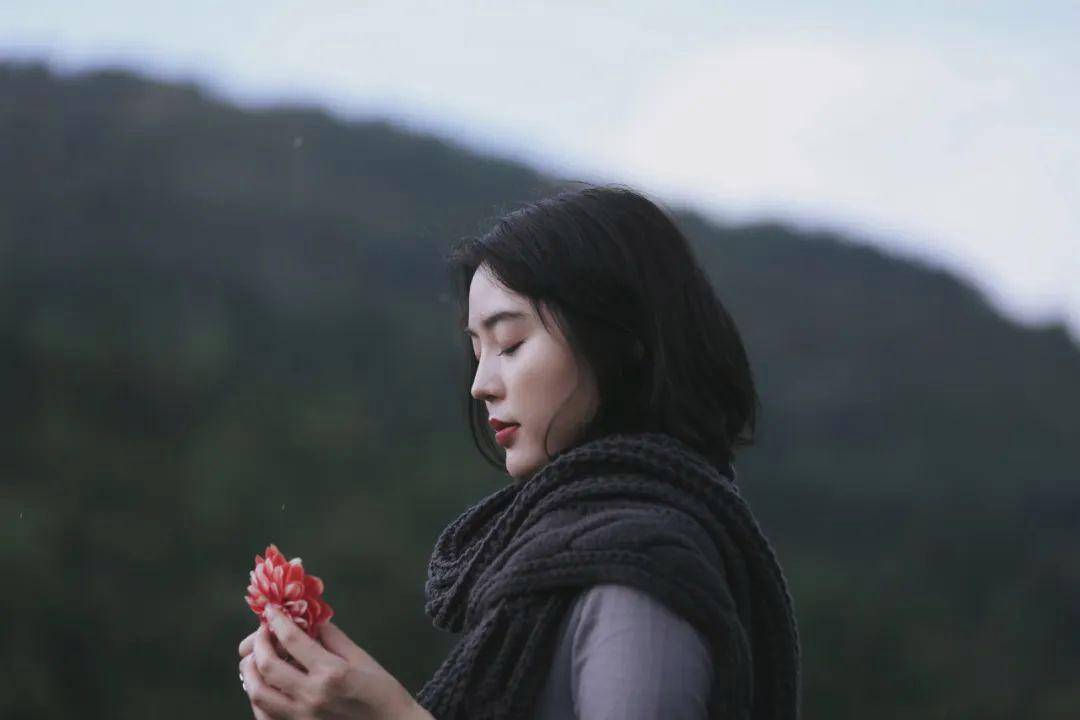 美女诗蝶：从时尚模特到抖音花艺师的华丽转身