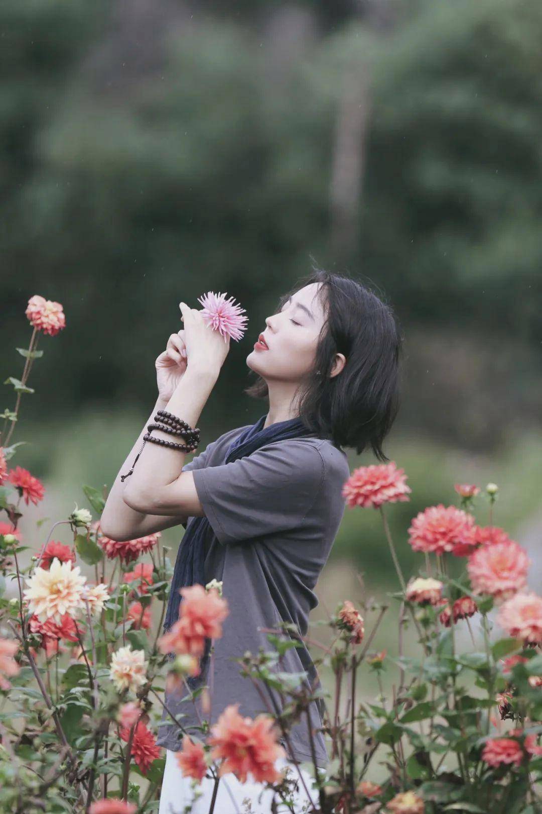 美女诗蝶：从时尚模特到抖音花艺师的华丽转身