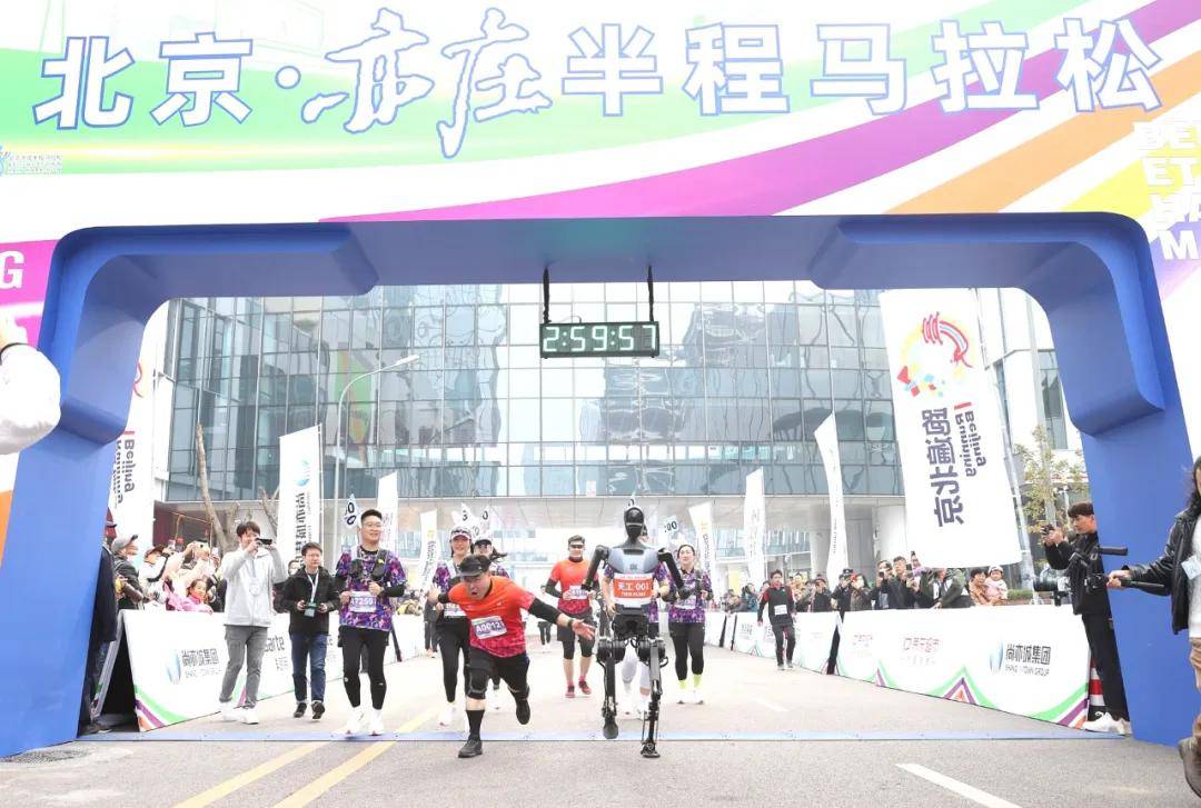 机器人马拉松：在机械踉跄中，听见文明的脚步声