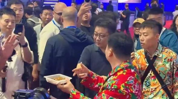 强行投喂周鸿祎大闹车展，卤鹅哥和文和友老板没本质区别