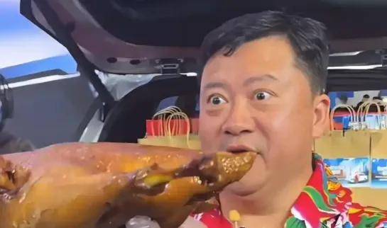 强行投喂周鸿祎大闹车展，卤鹅哥和文和友老板没本质区别