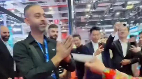 强行投喂周鸿祎大闹车展，卤鹅哥和文和友老板没本质区别