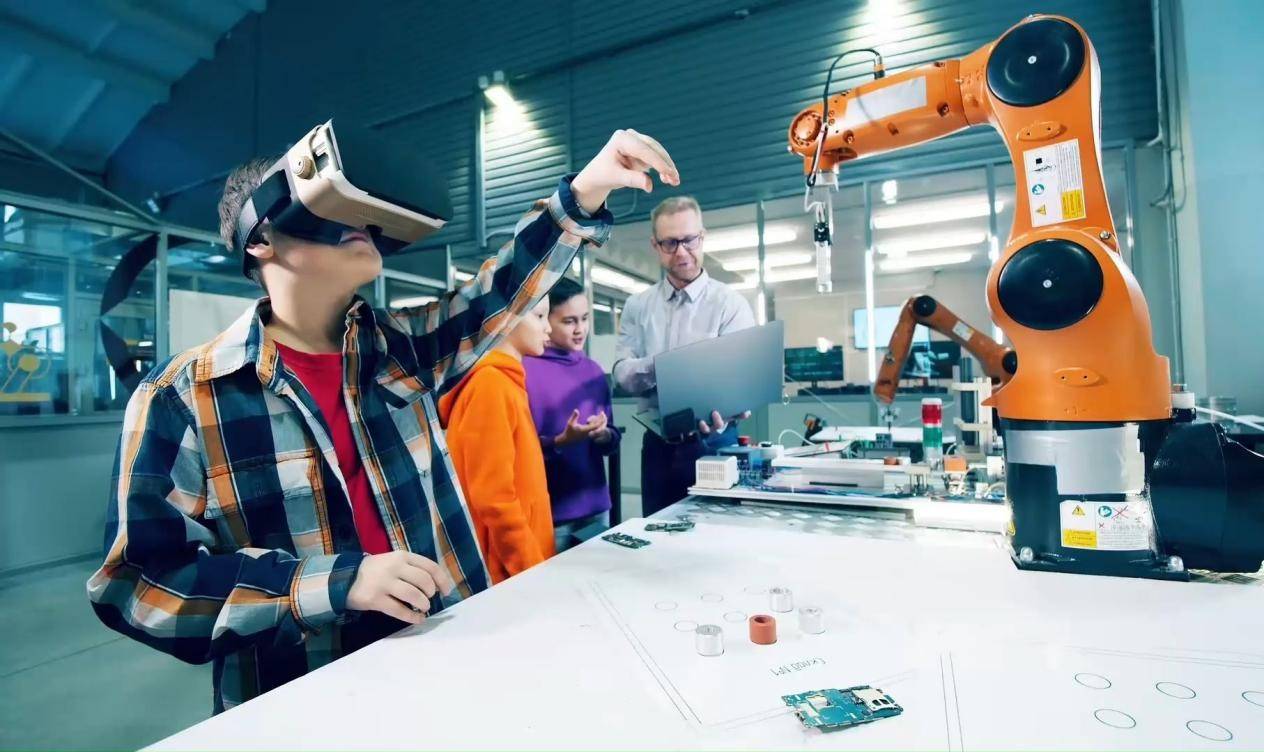 2025年，扫地机器人要长“手”了