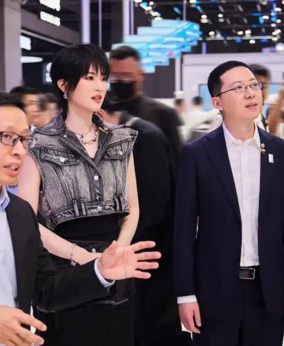 强行投喂周鸿祎大闹车展，卤鹅哥和文和友老板没本质区别