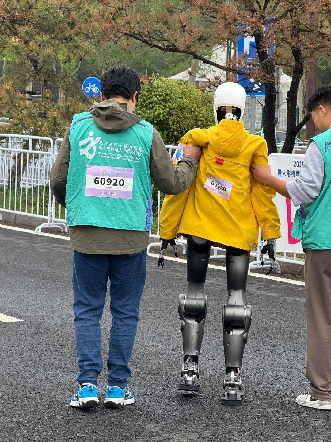 机器人马拉松：在机械踉跄中，听见文明的脚步声