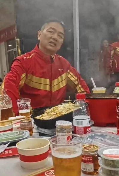 开始互抖黑料，刘强东外卖战要重塑劳动力成本与骑手尊严？