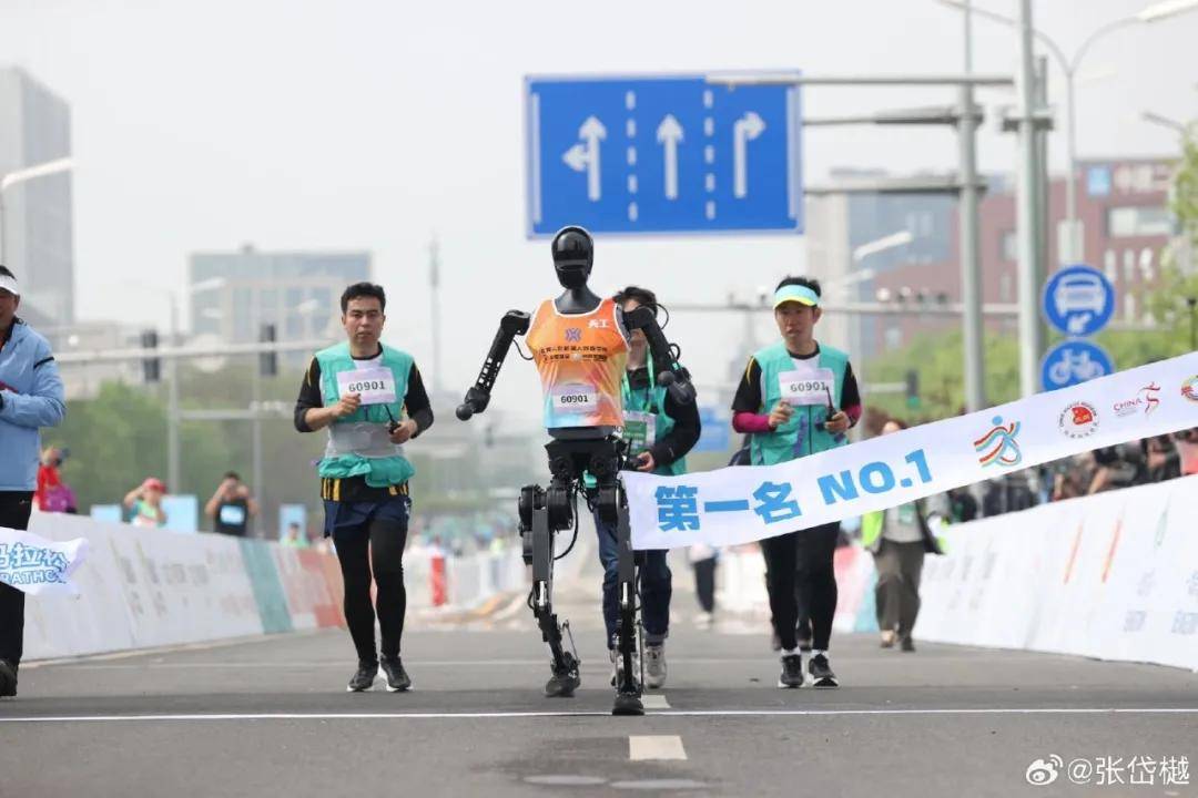 机器人马拉松：在机械踉跄中，听见文明的脚步声