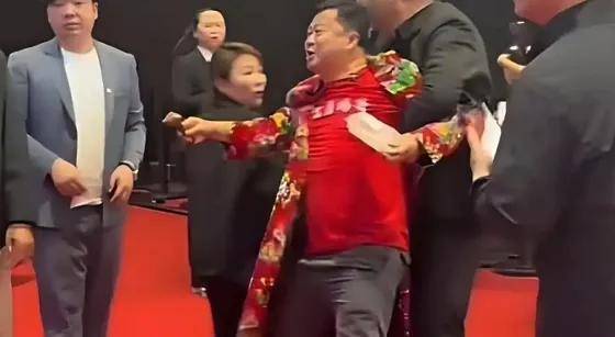 强行投喂周鸿祎大闹车展，卤鹅哥和文和友老板没本质区别