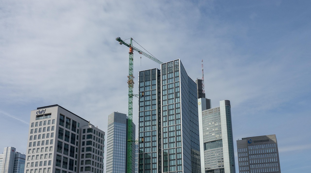 土拍持续升温，单价不断刷新，房地产市场真回暖了？