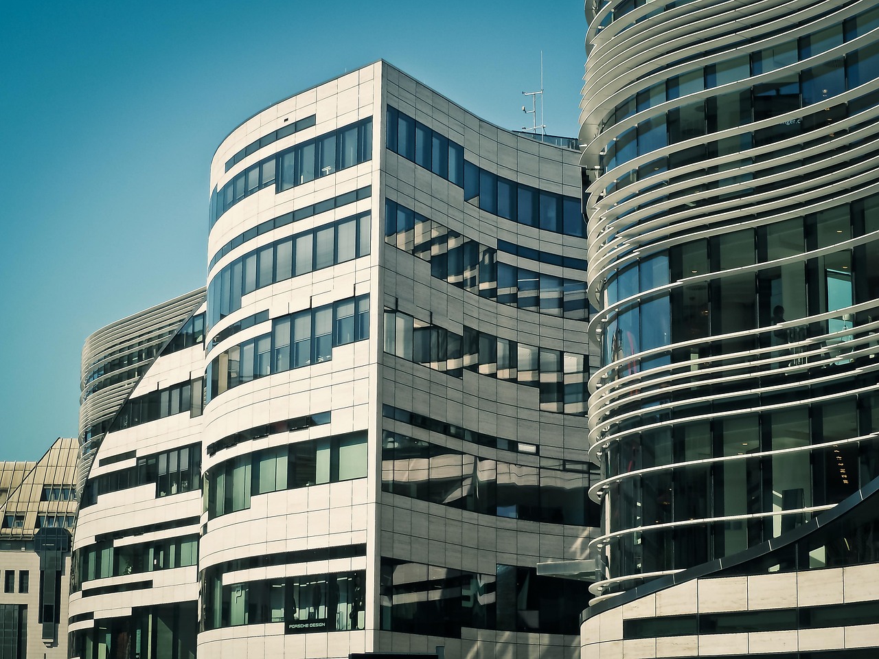 土拍持续升温，单价不断刷新，房地产市场真回暖了？