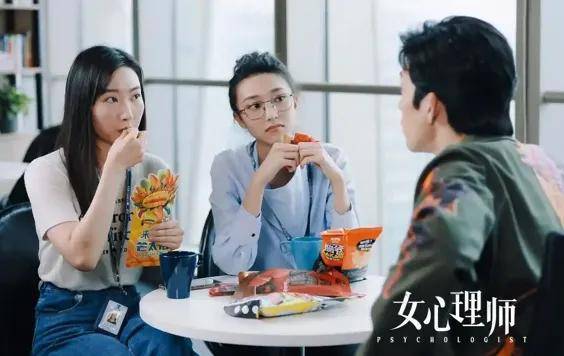 来伊份吃出带血创可贴？网友：高价品牌零食恶心出新高度