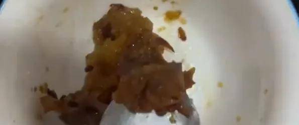 来伊份吃出带血创可贴？网友：高价品牌零食恶心出新高度