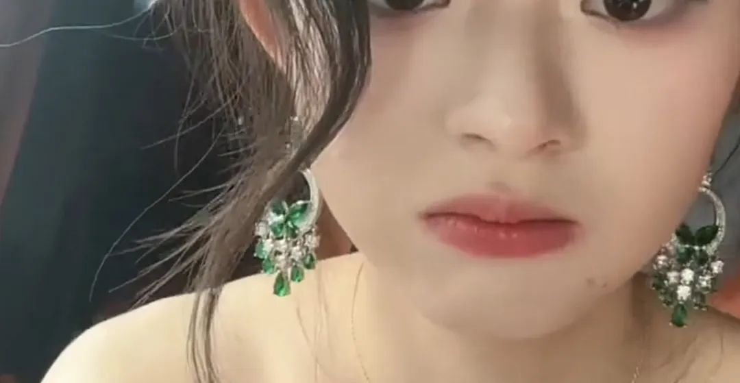 黄杨钿甜因耳环卷入舆论风暴，嘉行传媒还能培养出下一个“杨幂”吗？