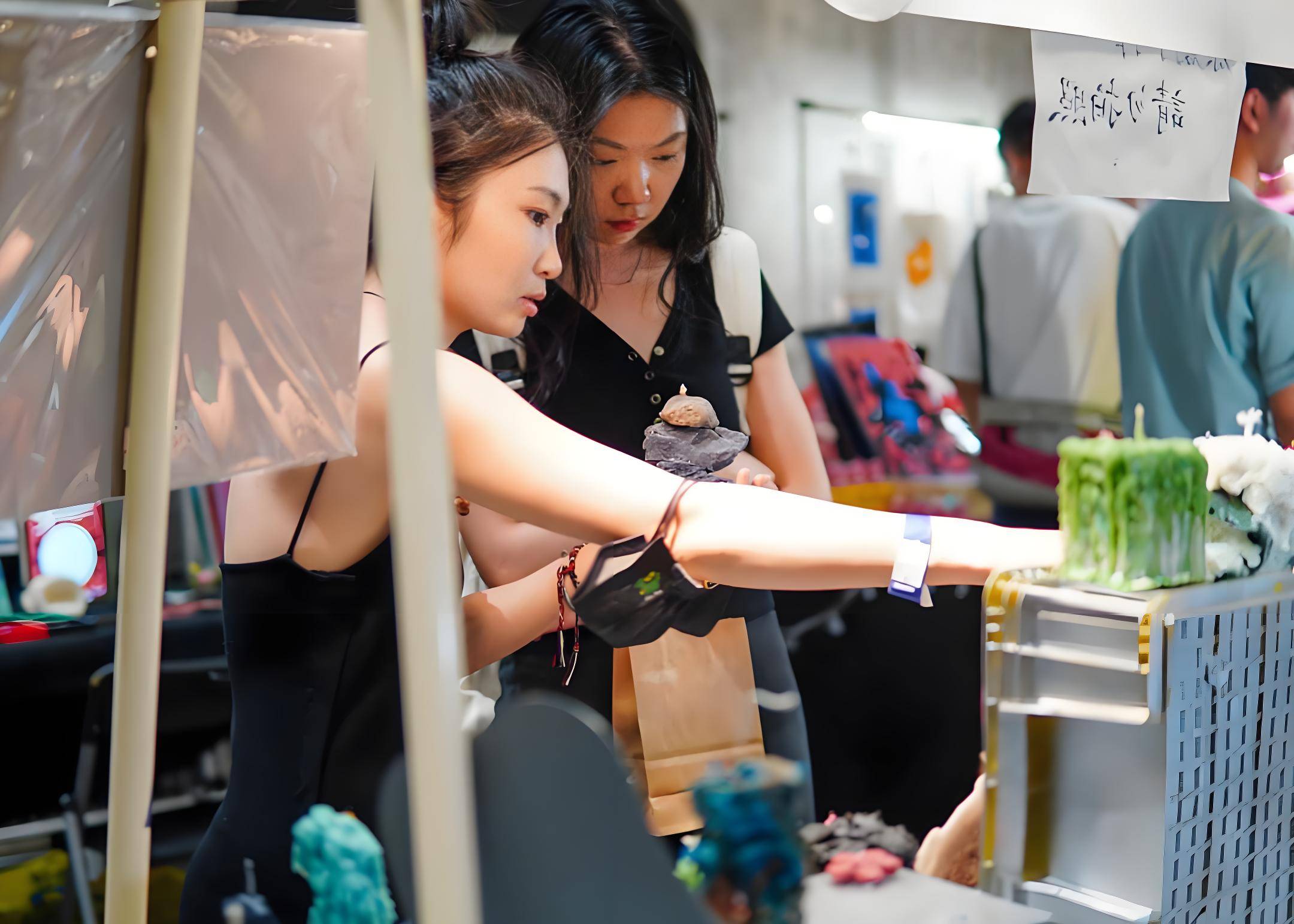 潮玩疯狂，但游戏公司做不了“泡泡玛特”