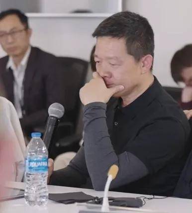 「爱哭男孩」贾跃亭又泪洒现场，数度哽咽感谢散户……