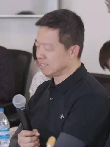 「爱哭男孩」贾跃亭又泪洒现场，数度哽咽感谢散户……