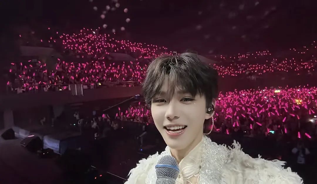 何秋亊演唱会抄袭翻车，网红为何放不下明星梦？