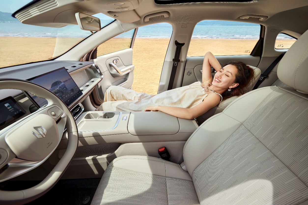 销量新引擎 零跑B01正式上市 售价8.98-11.98万元