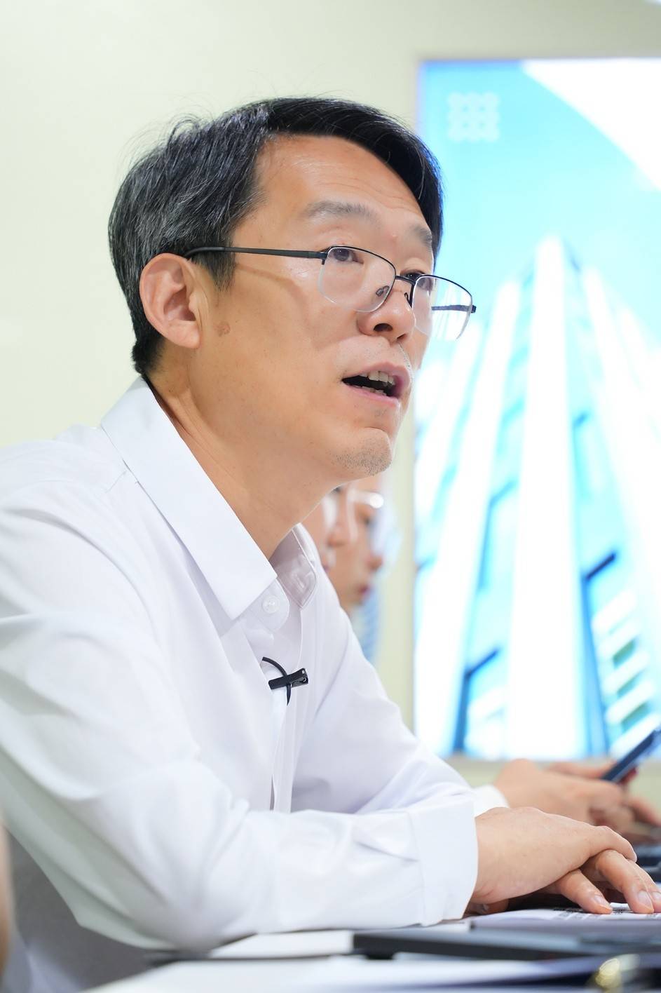 AI时代怕失业？985海归教授李泽用“反卷秘籍” 戳破生存焦虑 