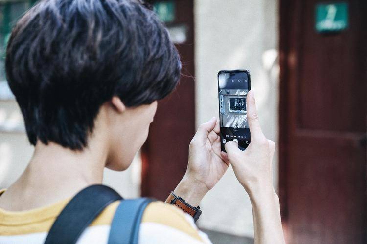 县城手机店，消失于街头