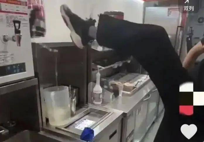 员工用脚关直饮水桶，这次还有人替蜜雪冰城说话吗？