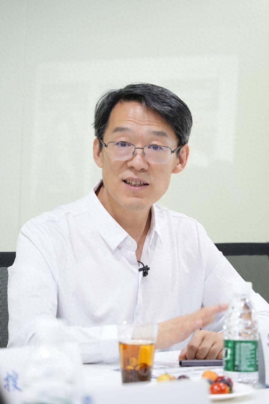 AI时代怕失业？985海归教授李泽用“反卷秘籍” 戳破生存焦虑 