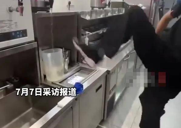 员工用脚关直饮水桶，这次还有人替蜜雪冰城说话吗？