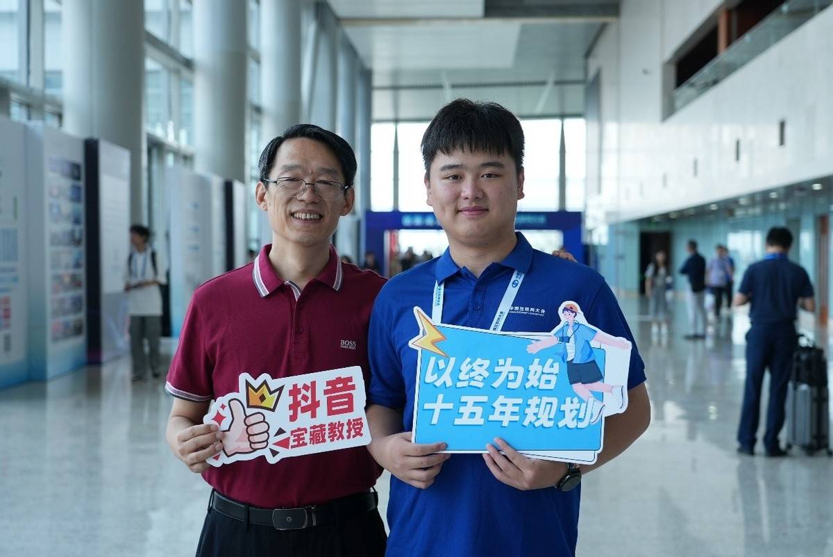 AI时代怕失业？985海归教授李泽用“反卷秘籍” 戳破生存焦虑 