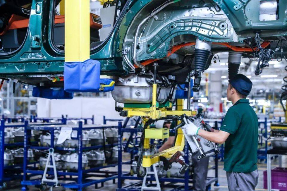 苹果遭遇AI危机，供应商在逃离“果链”中进退两难