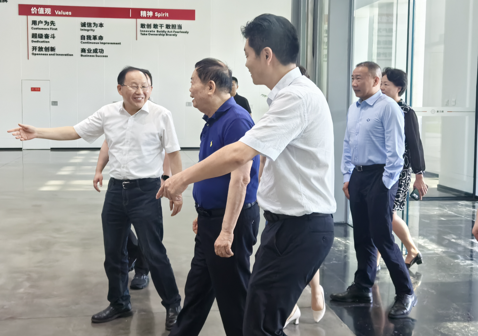 曹德旺、曾毓群与张兴海接连会面，汽车江湖再起风云