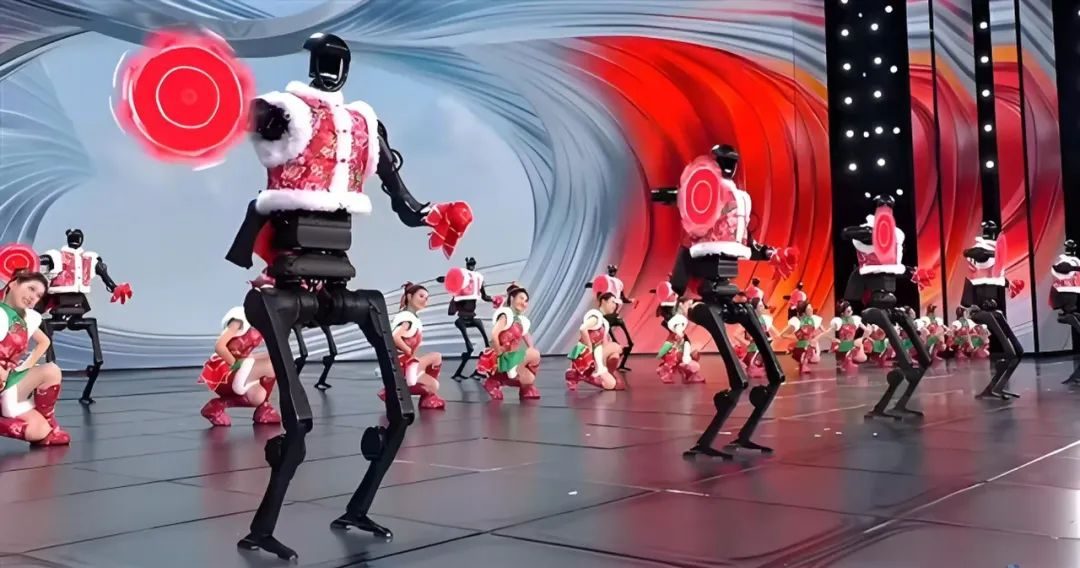 2025人形机器人元年：“狂欢”在客厅，而“财富”在车间丨智能硬件观察