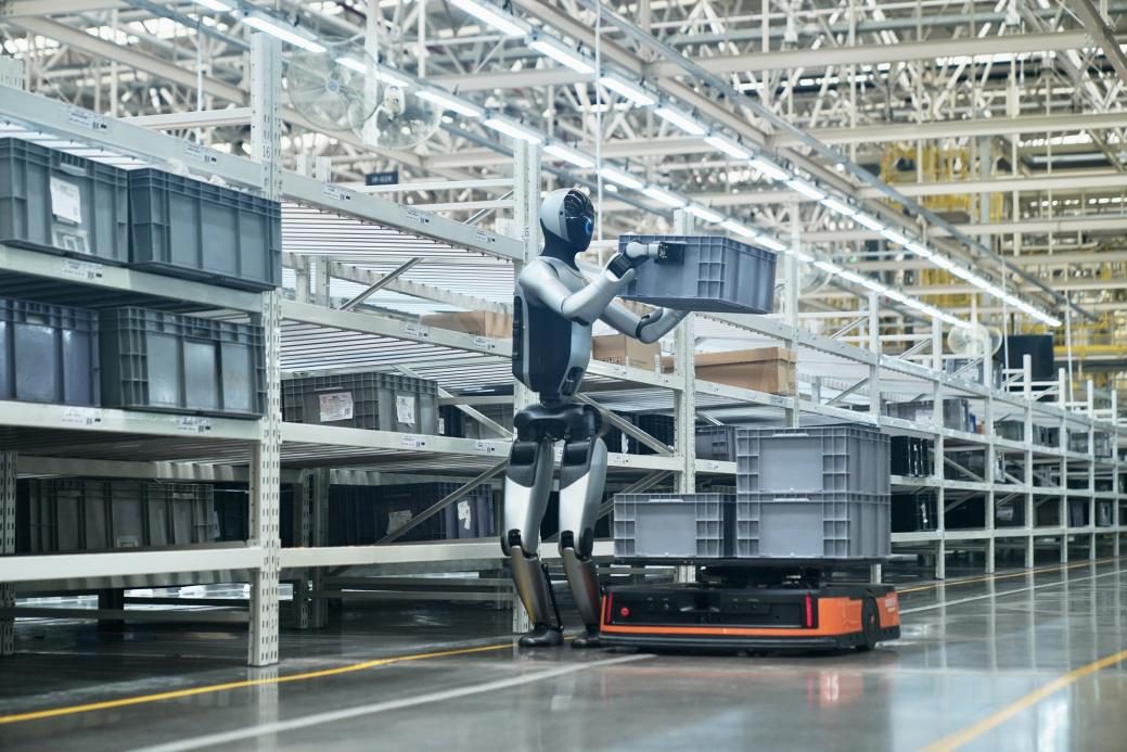 群脑网络2.0+Co-Agent构建AI双循环，优必选工业人形机器人Walker S2智能进化