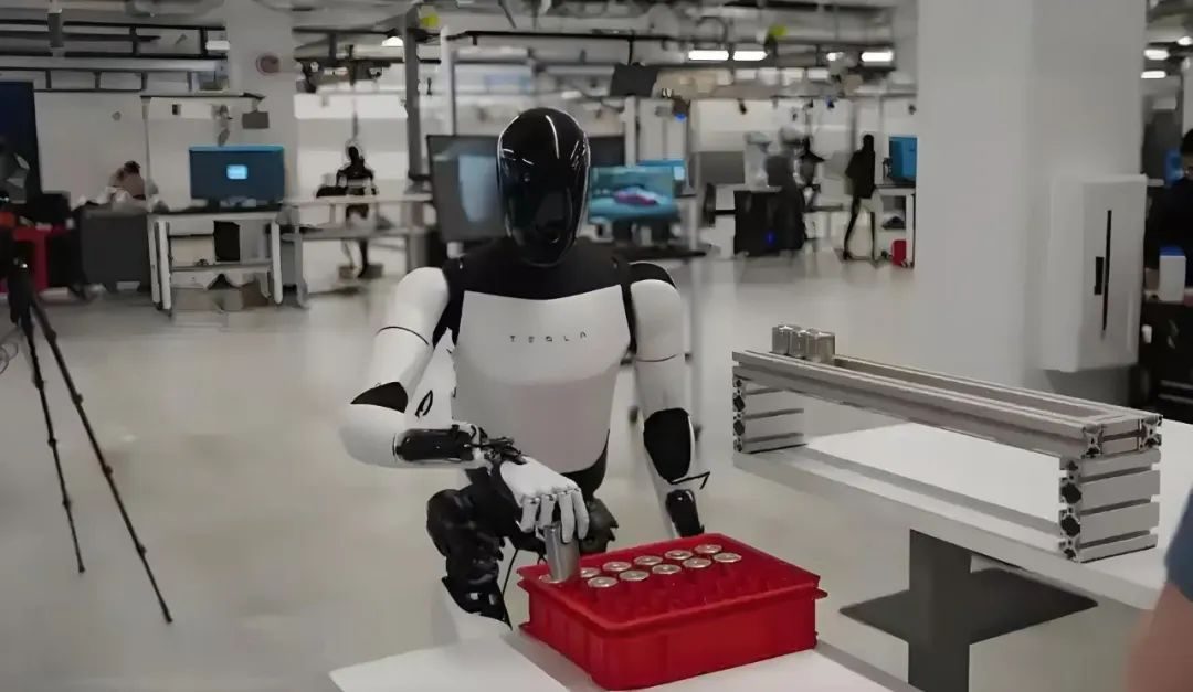 2025人形机器人元年：“狂欢”在客厅，而“财富”在车间丨智能硬件观察