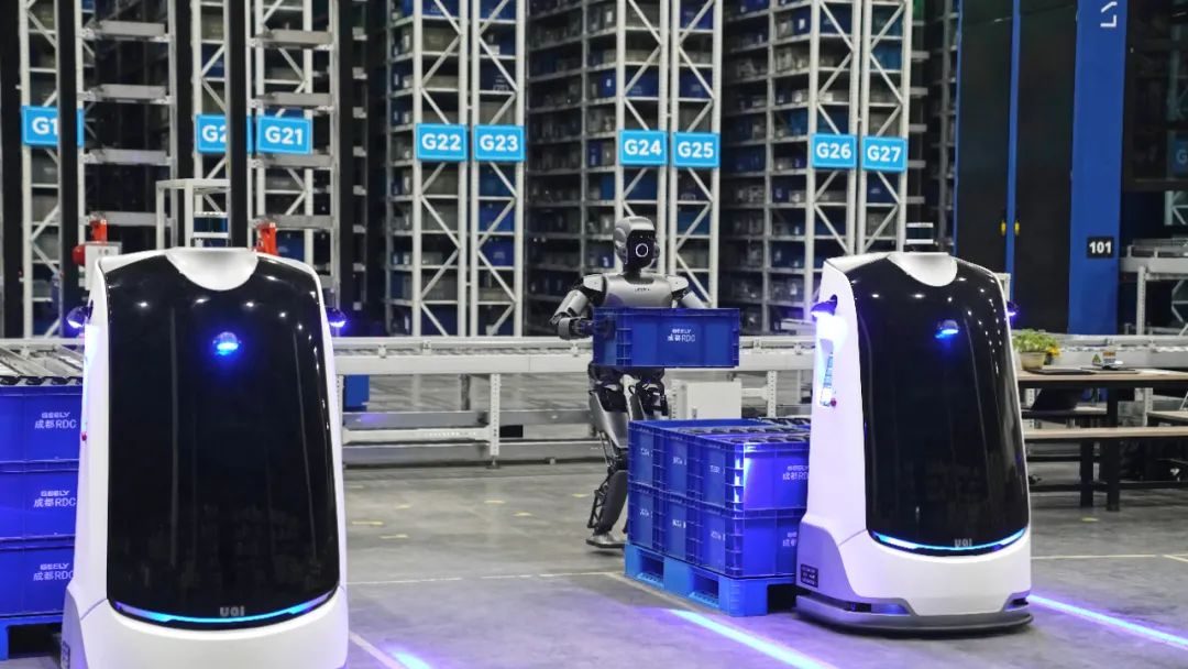 2025人形机器人元年：“狂欢”在客厅，而“财富”在车间丨智能硬件观察