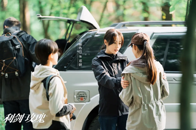 《利剑·玫瑰》：迪丽热巴饰演打拐办主任，“大花们”要在现实主义中再绽放