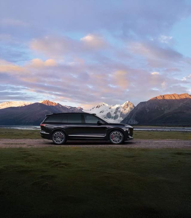 充分满⾜⽤⼾全场景出⾏需求 蔚来全新 ES8 正式发布