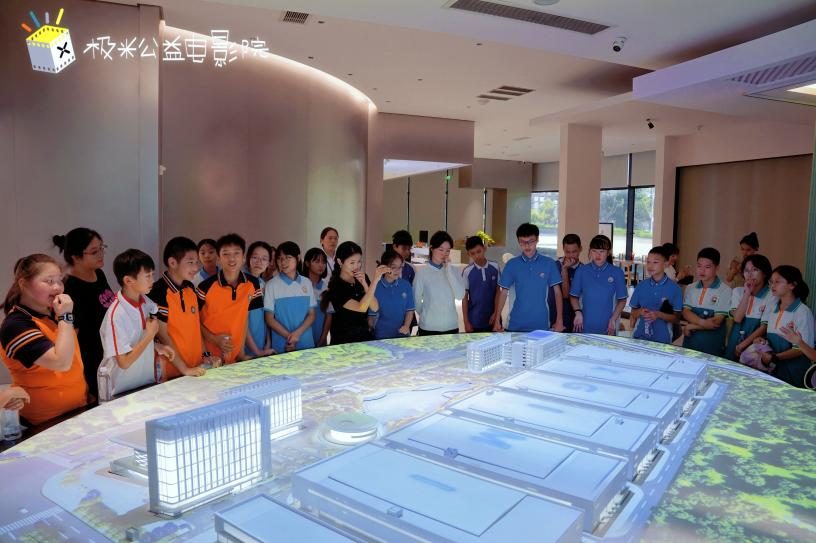 光影溯源计划：极米公益电影院携手川渝青少年共赴科技探索之旅