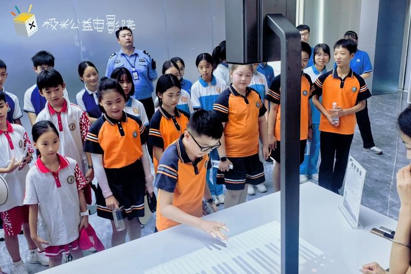 光影溯源计划：极米公益电影院携手川渝青少年共赴科技探索之旅