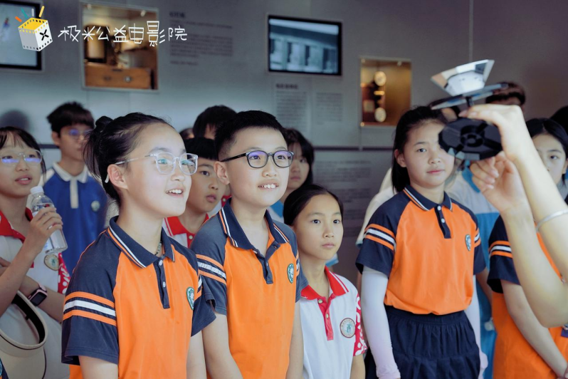 光影溯源计划：极米公益电影院携手川渝青少年共赴科技探索之旅