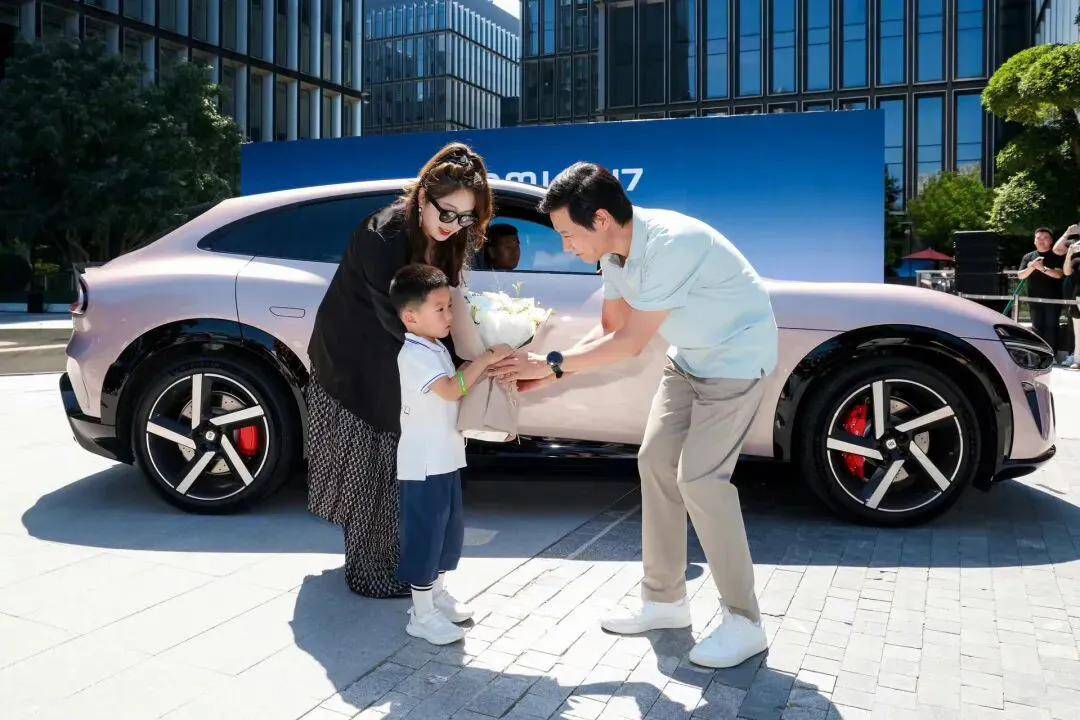 卢伟冰学雷军？亲手给用户开门弯腰交付小米17、送上鲜花……