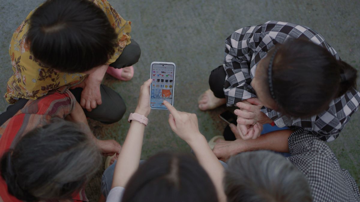 73岁老人第一次学网购，拼多多“千亿扶持”助力消费普惠进山村