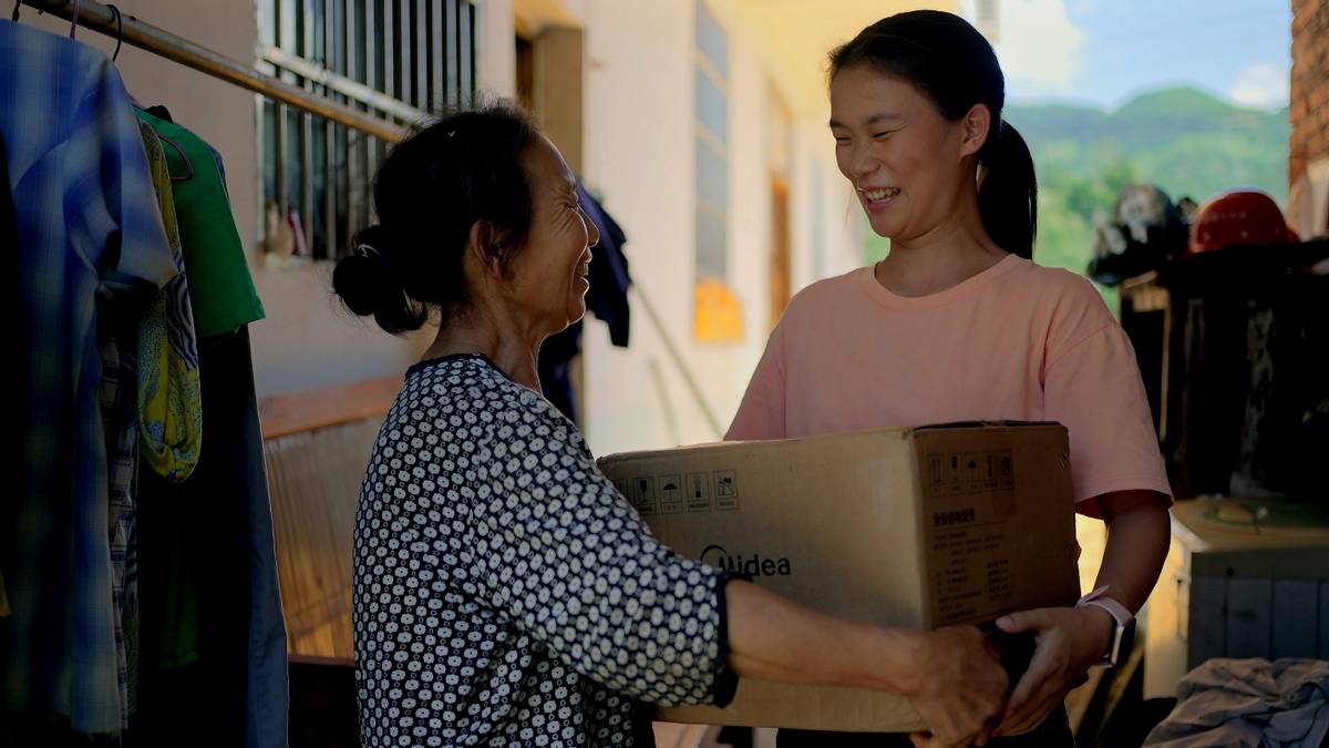 73岁老人第一次学网购，拼多多“千亿扶持”助力消费普惠进山村