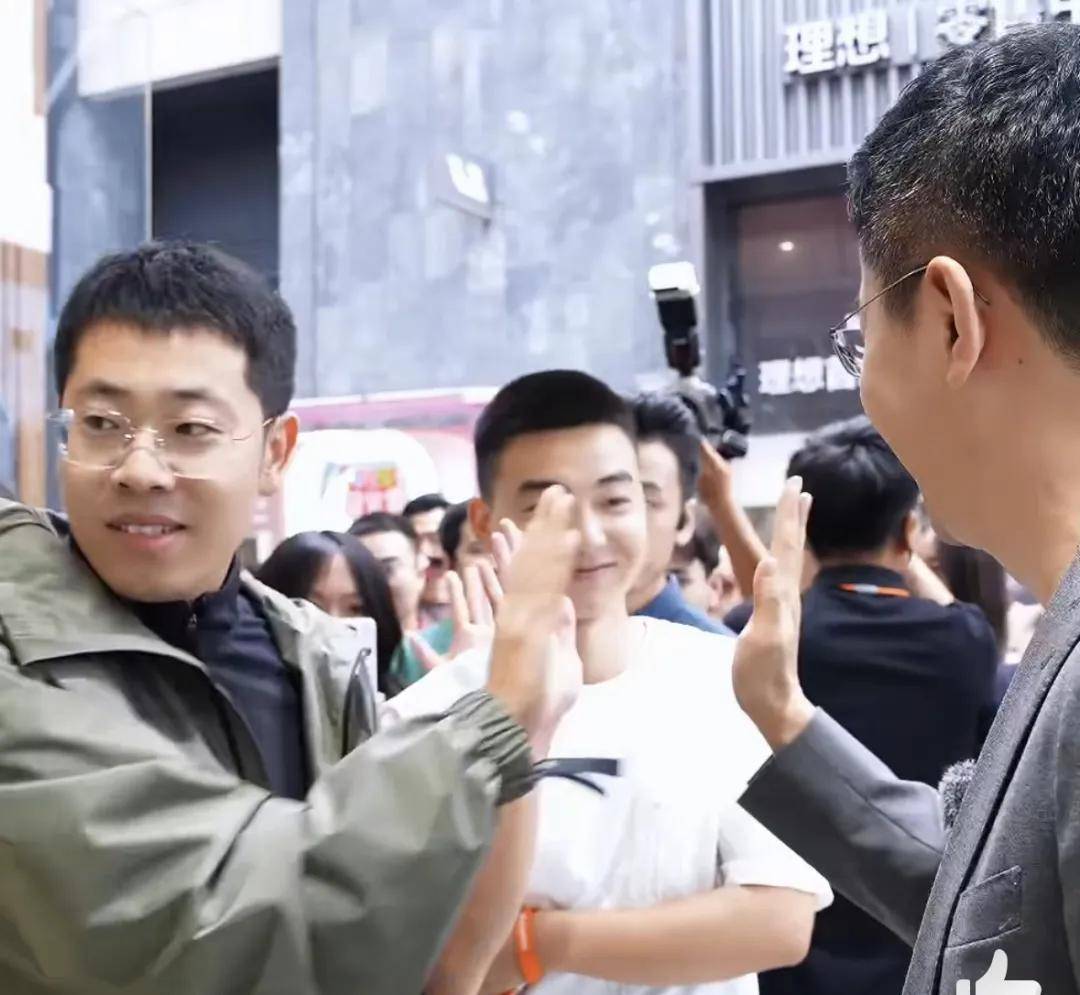 卢伟冰学雷军？亲手给用户开门弯腰交付小米17、送上鲜花……