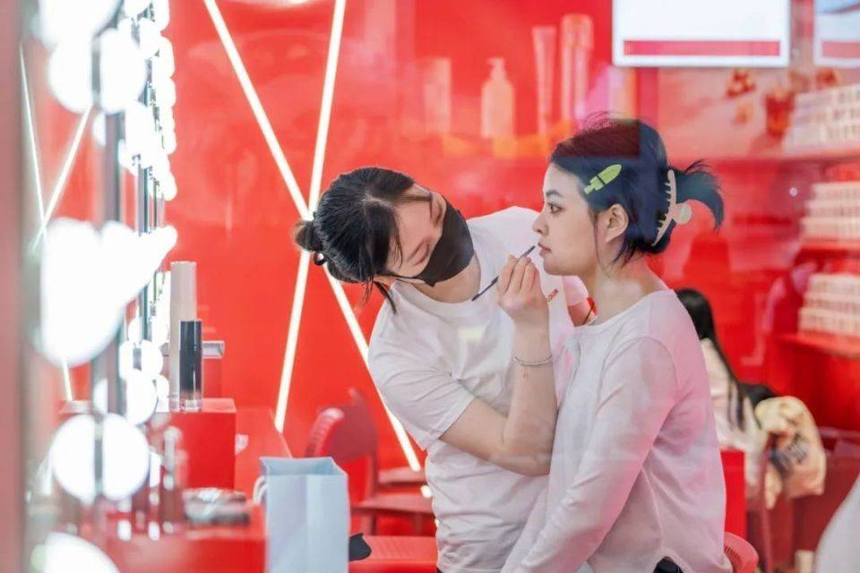 线下美妆，被谁“吞噬”？