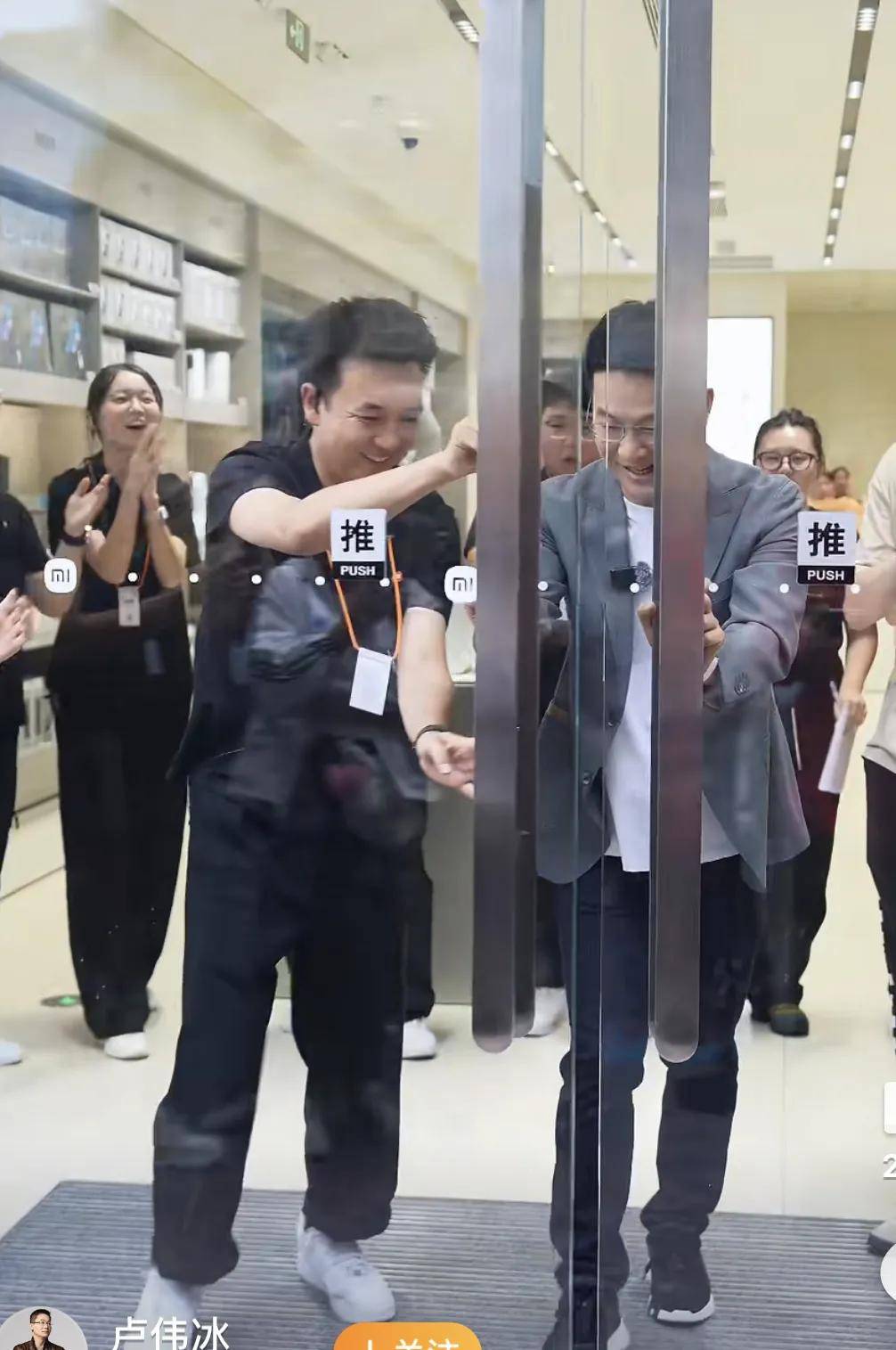 卢伟冰学雷军？亲手给用户开门弯腰交付小米17、送上鲜花……