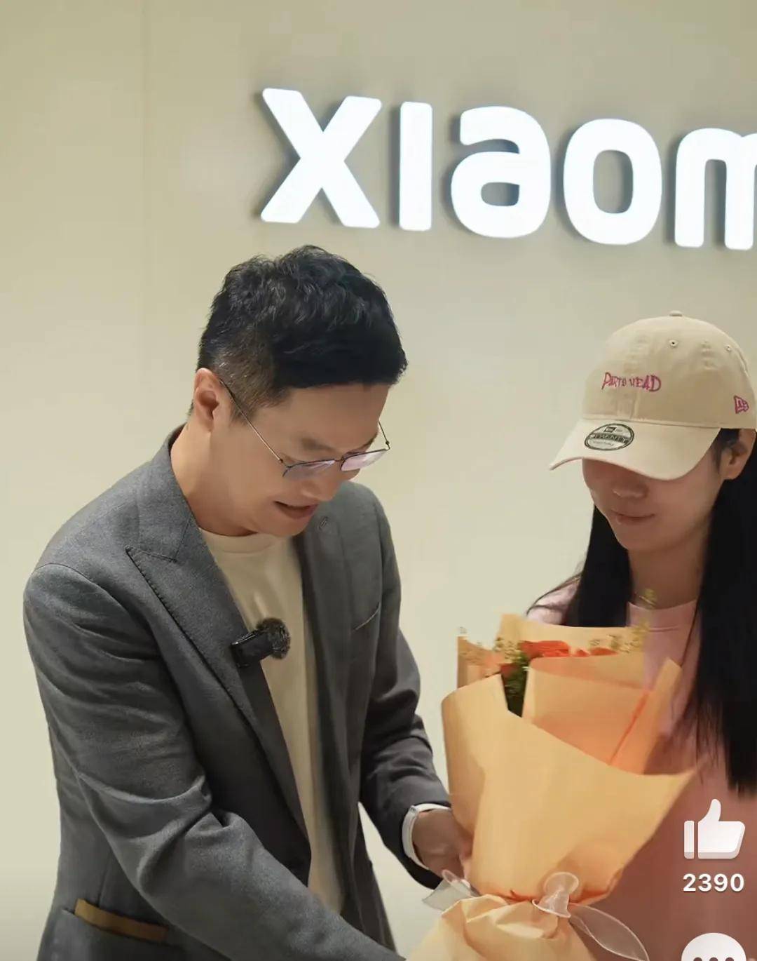 卢伟冰学雷军？亲手给用户开门弯腰交付小米17、送上鲜花……