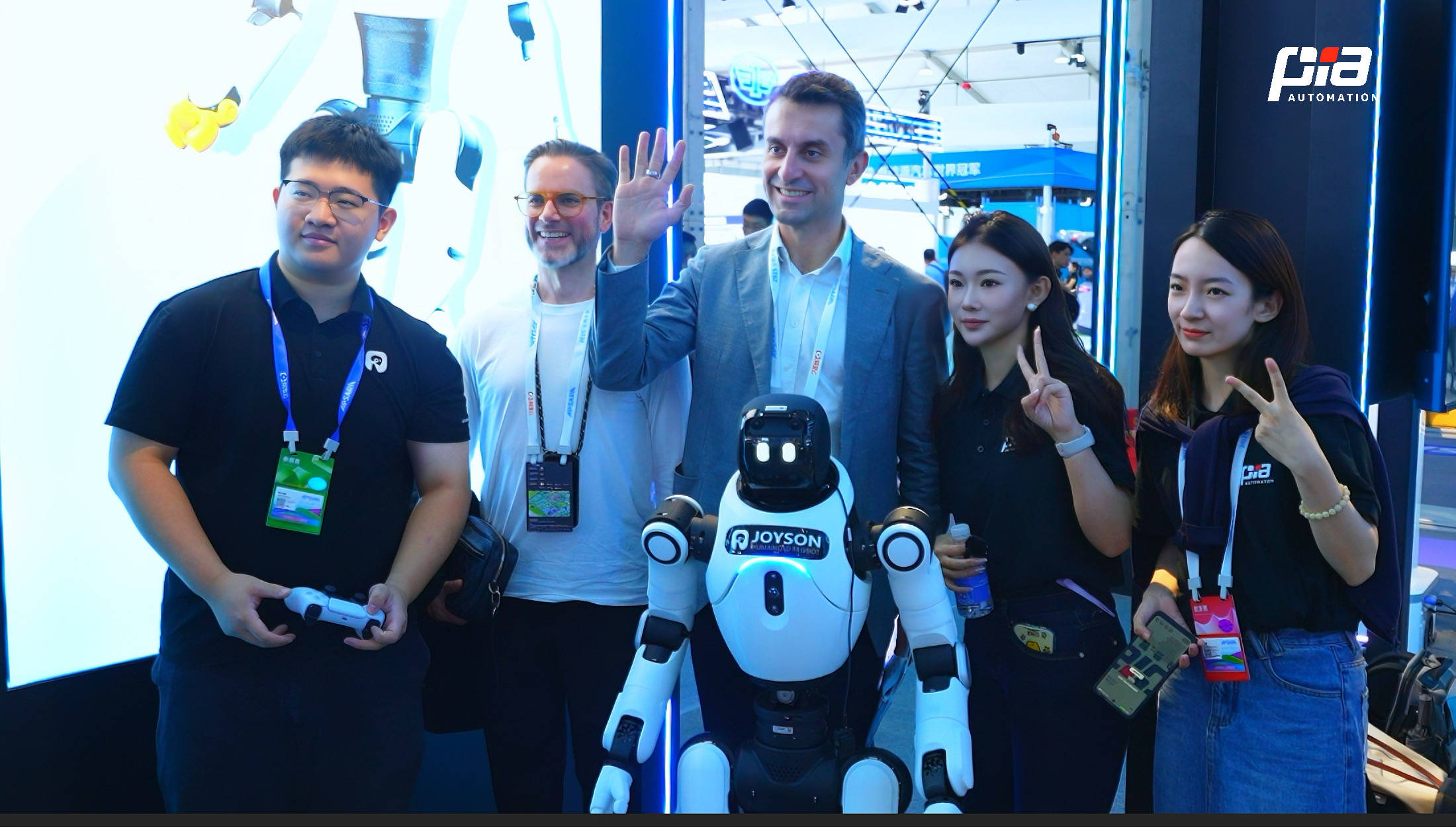 均普智能机器人家族首次集体亮相2025云栖大会，全面展示具身智能全栈技术实力