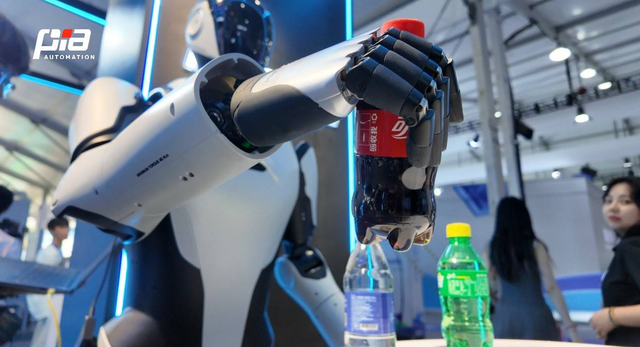 均普智能机器人家族首次集体亮相2025云栖大会，全面展示具身智能全栈技术实力