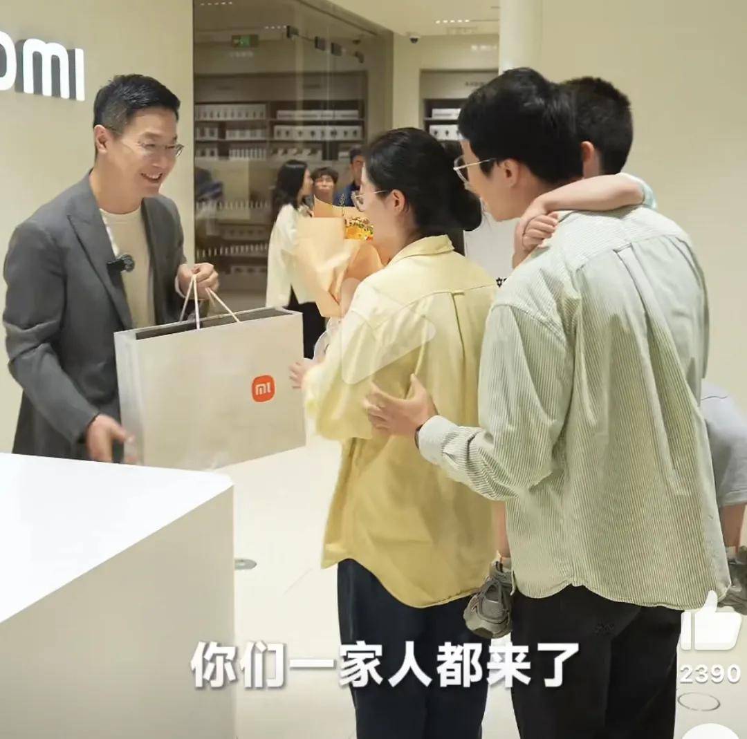 卢伟冰学雷军？亲手给用户开门弯腰交付小米17、送上鲜花……