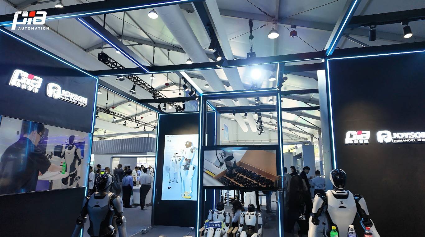 均普智能机器人家族首次集体亮相2025云栖大会，全面展示具身智能全栈技术实力